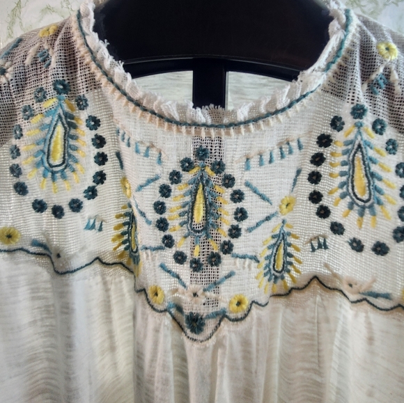 LUCKY BRAND Adorable Embroidered Flowy Top - Picture 3 of 10